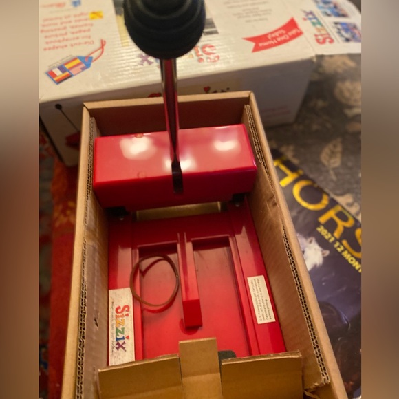 Sizzix Original Red Personal Manual Die-Cutter Machine - Picture 6 of 9